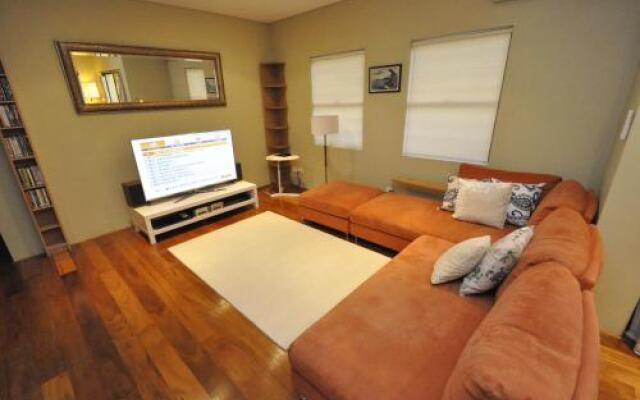 Glebe Self-Contained Modern One-Bedroom Apartment (47ROS)