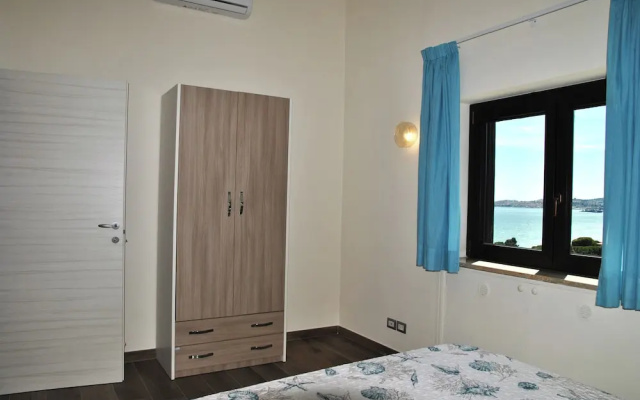 Dinky Home Air-conditioned Penthouse With sea View Terrace