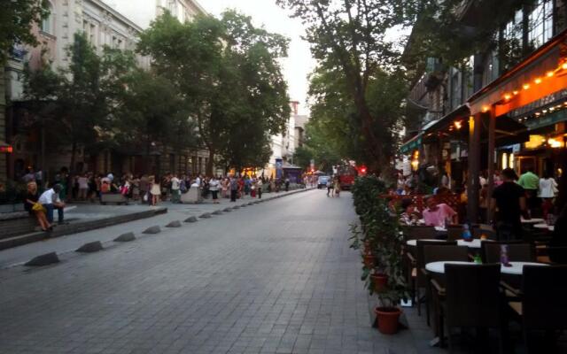 Broadway Center Rooftop View Apartment