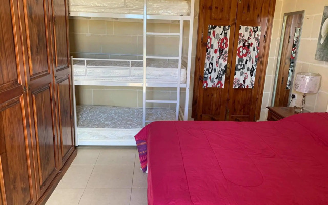 Qronfli Holiday Apartments With Swimming Pool