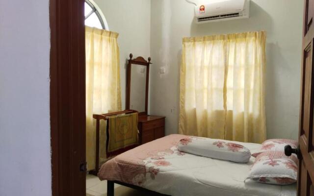 Homestay YatiMizi (Bungalow Station 18, Ipoh)