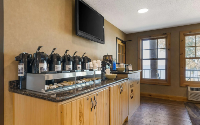 Best Western Premier The Lodge on Lake Detroit