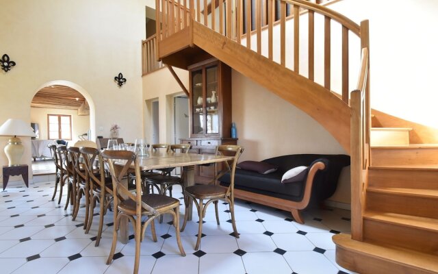 Vintage Farmhouse in Vinzelles with Pool