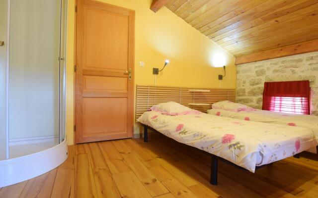 Vintage Holiday Home in Lanas with Swimming Pool