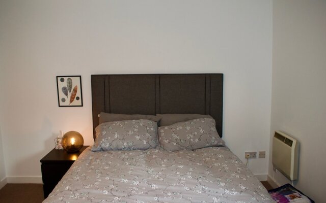 Bright and Welcoming 2 Bedroom Leith Flat