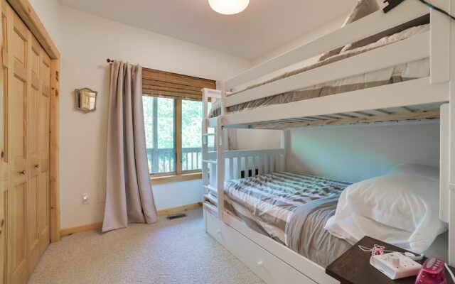 Modern Bellaire Condo: Pool Access, Near Skiing!