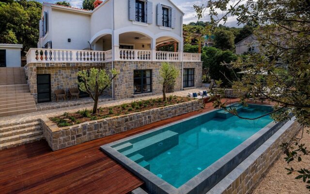 Beachfront Villa Feodora Grande