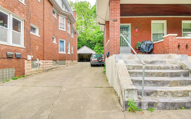 Pet-friendly Cincinnati Apt: 5 Mi to Downtown!