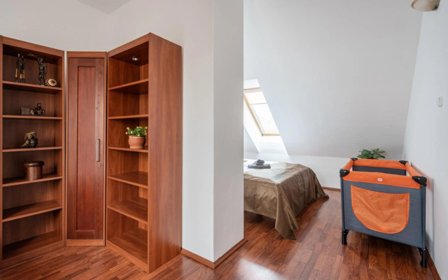 Beautiful apartment with parking garage & AC