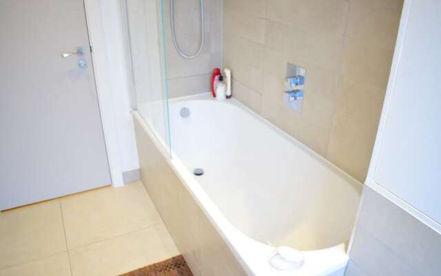 Bermondsey 2 Bedroom Flat With Garden
