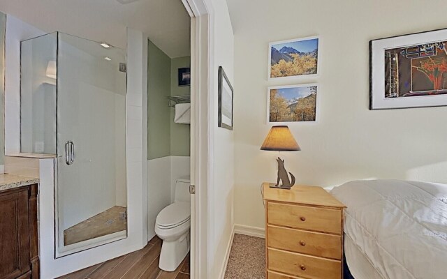 Slopeside Four Bedroom Homes at 1849 Condos - Free Wifi and Parking! by RedAwning