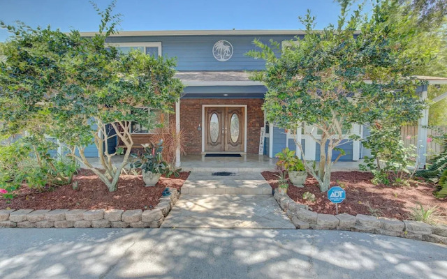 Spacious 4 3 Retreat- Heated Pool-playroom