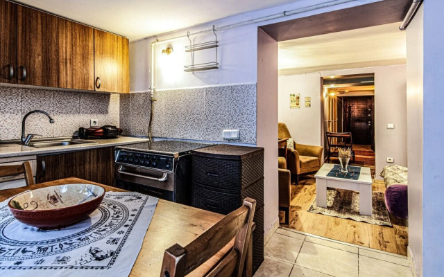 Cozy Home With Backyard in Sisli