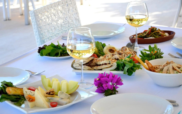 Lugga Boutique Hotel & Beach