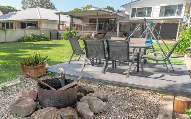 Getaway Lakefront Environmental House on Lake Macquarie with Water View