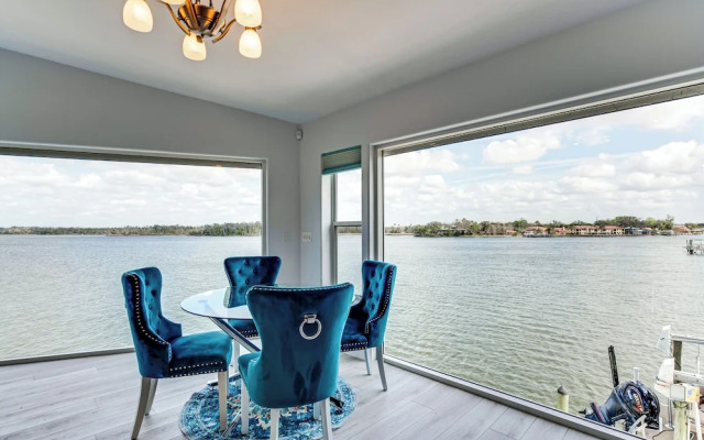 Waterfront Gem: Crystal River Family Home