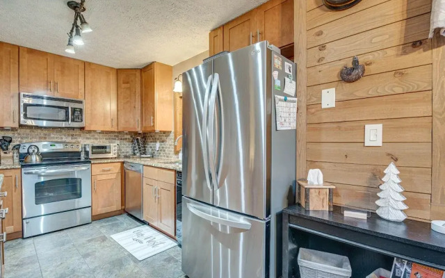 Eco-friendly Poconos Cabin w/ EV Charger!