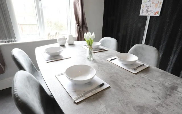 EasyTravel NEC Airport 3 Beds House