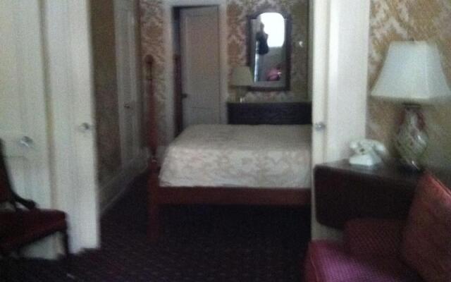 Nine O Five Royal Hotel