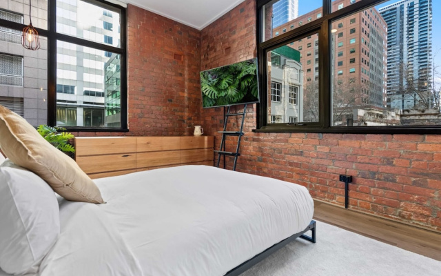 1-bed Warehouse Conversion in Melbourne CBD – Guest Rooms – Melbourne