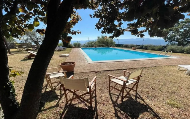 Huge manor close to Spoleto - With large pool, expansive grounds