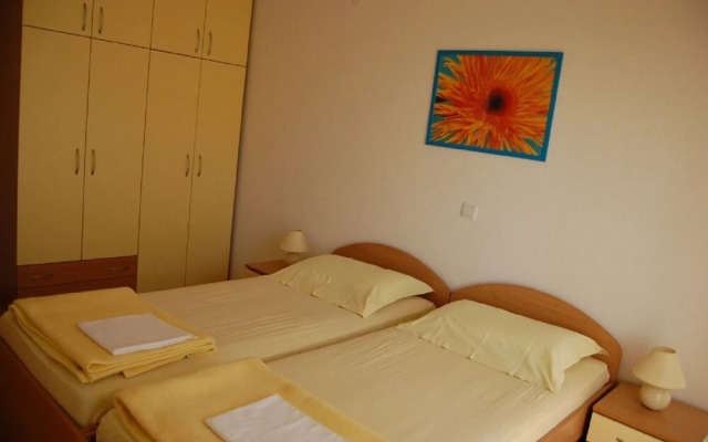 Marti - Free Parking and Grill - A3 - Sunce