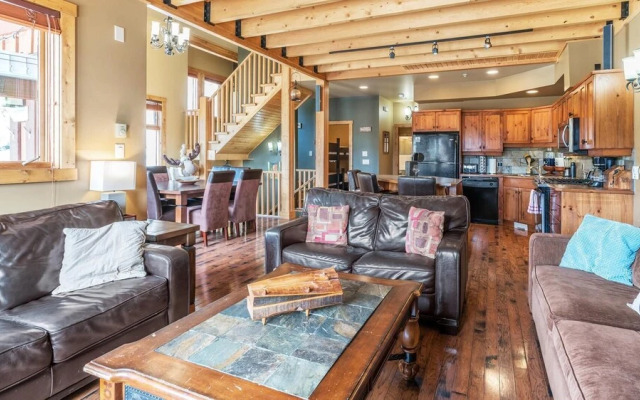 Forest Lane Hideaway - Luxurious Family Friendly Home with Private Hot Tub