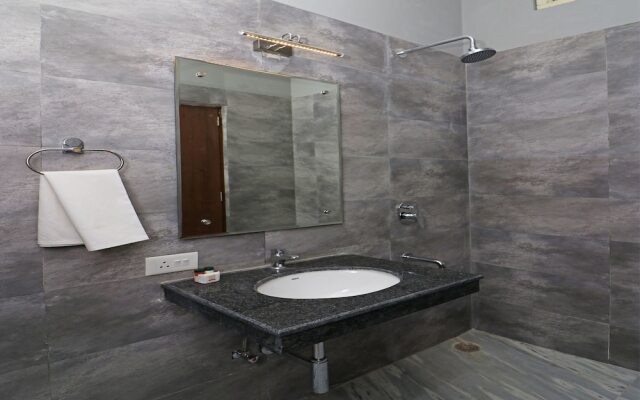 OYO 13035 Noosa Hotel