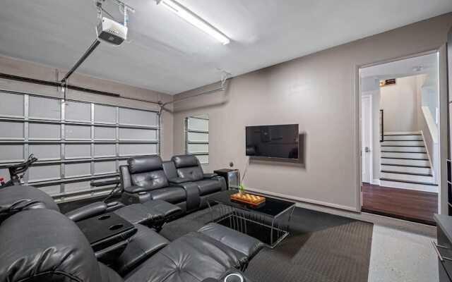 Luxury Tampa Home w/ Pool, Jacuzzi & Amenities