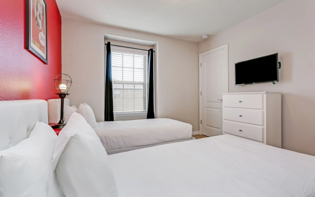 Beautiful Townhome W/private Pool 7 mi to Disney