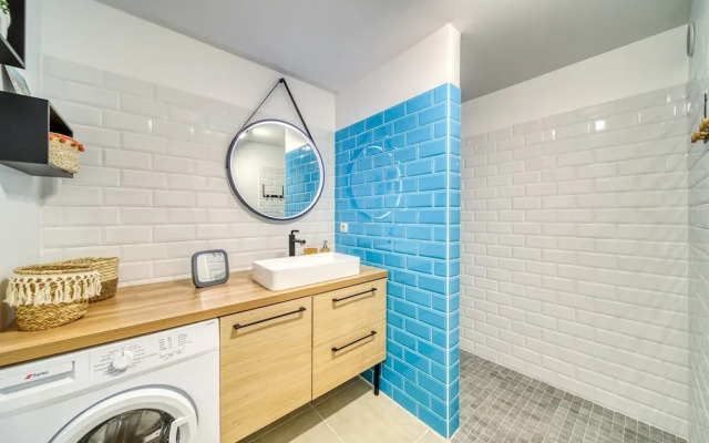 Modern Comfort by the Lagoon