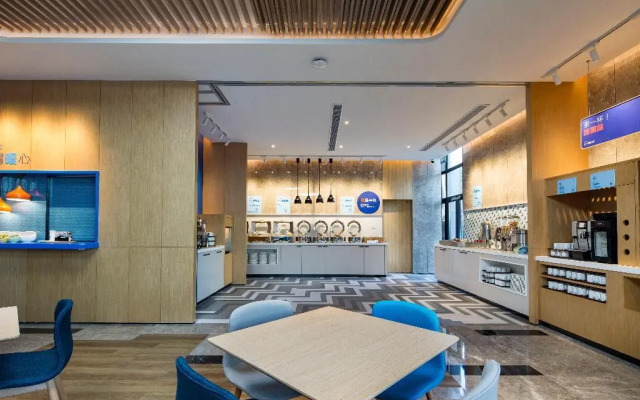 Holiday Inn Express Shanghai Kangqiao by IHG