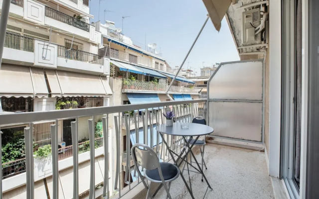 Glimmer 2-Bedroom Apartment in Athens