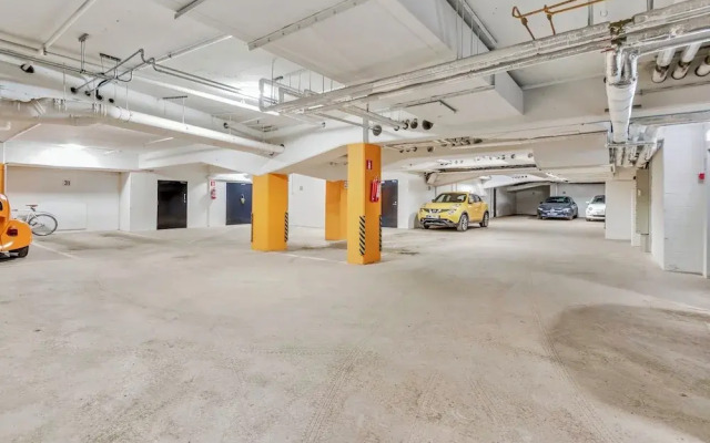Luxurious 3-Br Apt with Balcony