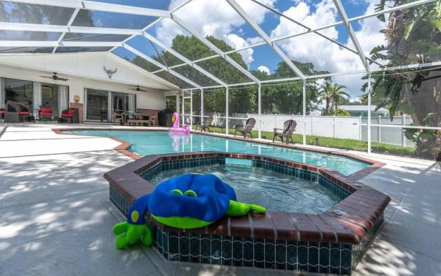 Beautiful home- Private getaway-Heated Pool/Hottub
