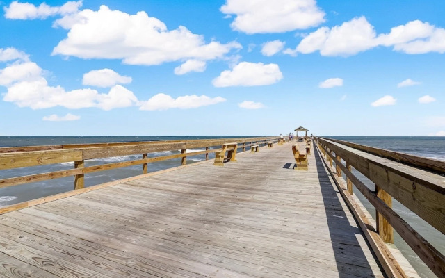 Spacious Oceanfront Condo, Easy Access to Private Fishing Pier by RedAwning