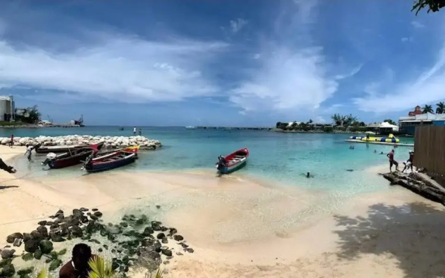 Montana Villa-ochorios-sleeps6-aircon-pool-tv-wifi