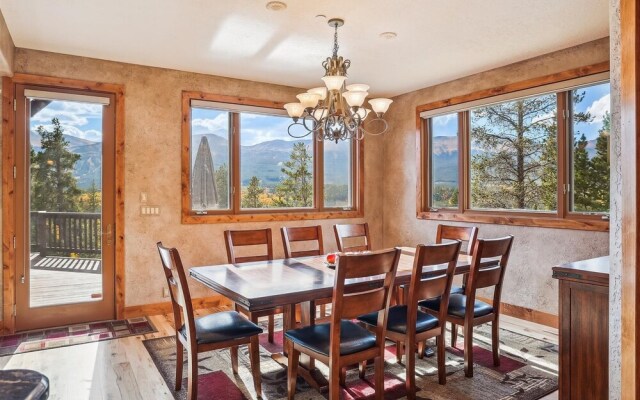 Rounds Retreat 4 Bedroom Home by RedAwning