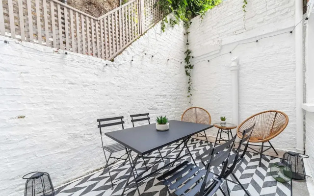 Chic Chelsea Retreat in a Victorian Building