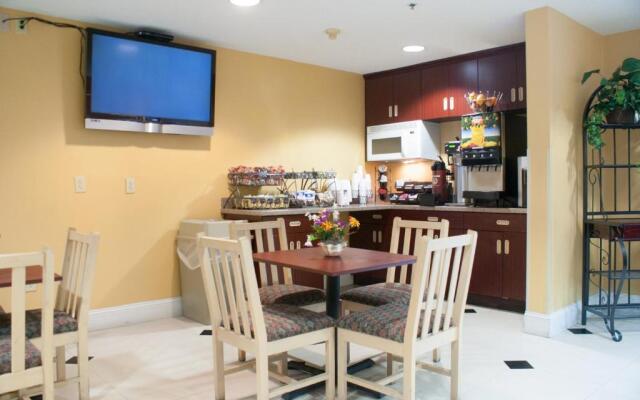 Hometown Inn & Suites Jacksonville - Butler Blvd./Southpoint