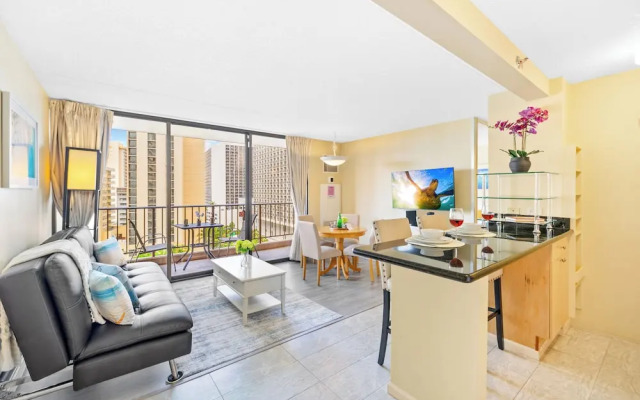 Waikiki Sunset Close to Beach with Parking