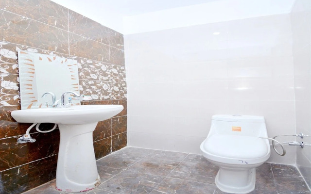 OYO 40005 Corner House