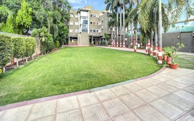 FabHotel Bee Town A.B Road