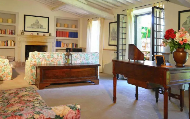 Villa in Sermugnano Near the Lake