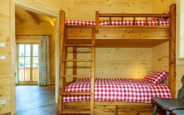 Chalet unter Weißblauem Himmel