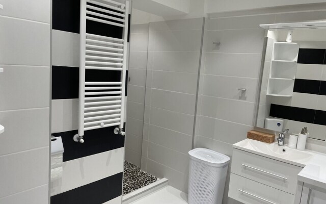West Park 2 Residence by Lake View