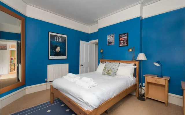 Remarkable Richmond Home By The Tube Station