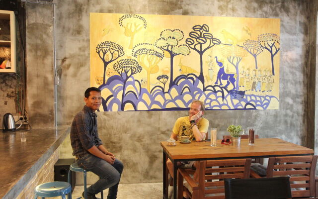 Thonglor Travellers Hostel & Cafe
