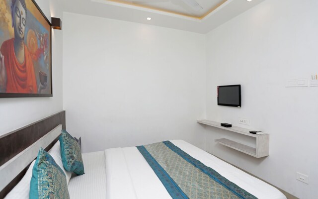 OYO 946 Royce Studio Apartments