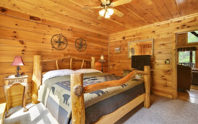 Spacious Cubby Bear Cabin with Private Hot Tub by Redawning